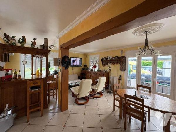 Pavillon individuel comprenant :

Au rez-de-chaussée : une cuisine aménagée et équipée ouvert...