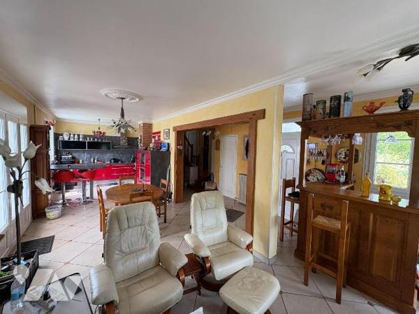 Pavillon individuel comprenant :

Au rez-de-chaussée : une cuisine aménagée et équipée ouvert...