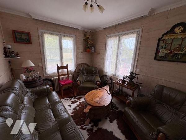 Pavillon individuel comprenant :

Au rez-de-chaussée : une cuisine aménagée et équipée ouvert...