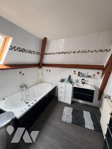 Pavillon individuel comprenant :

Au rez-de-chaussée : une cuisine aménagée et équipée ouvert...