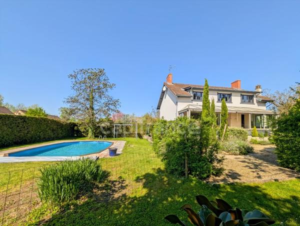 A vendre à Saint-Marcel (71) cette villa authentique de 189 m² 7 pièces 5 chambres 1 bureau et terrain de 2310 m²