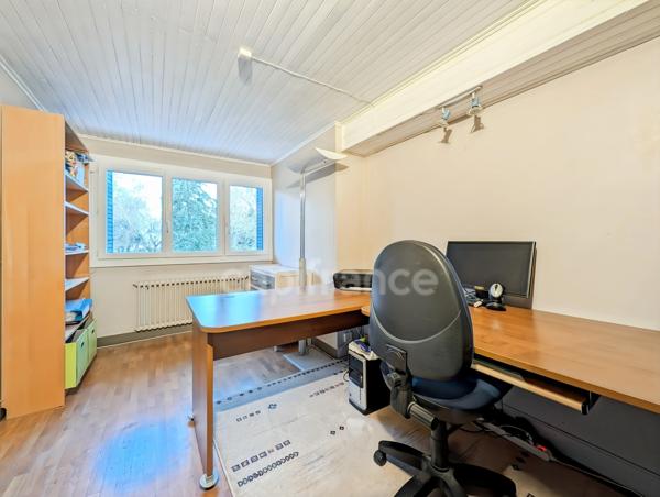 A vendre à Saint-Marcel (71) cette villa authentique de 189 m² 7 pièces 5 chambres 1 bureau et terrain de 2310 m²
