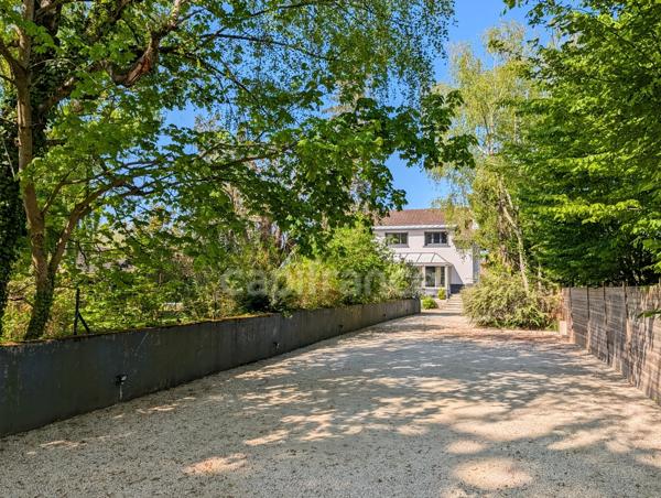 A vendre à Saint-Marcel (71) cette villa authentique de 189 m² 7 pièces 5 chambres 1 bureau et terrain de 2310 m²