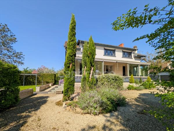 A vendre à Saint-Marcel (71) cette villa authentique de 189 m² 7 pièces 5 chambres 1 bureau et terrain de 2310 m²