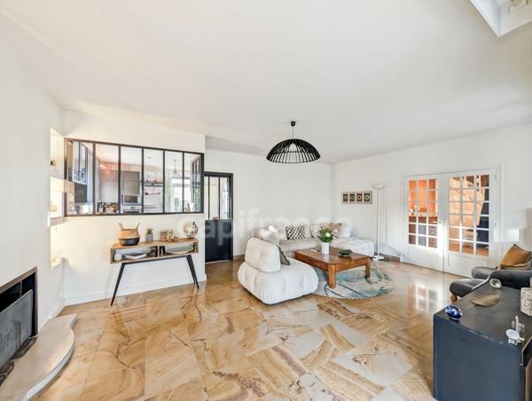 A vendre à Saint-Marcel (71) cette villa authentique de 189 m² 7 pièces 5 chambres 1 bureau et terrain de 2310 m²