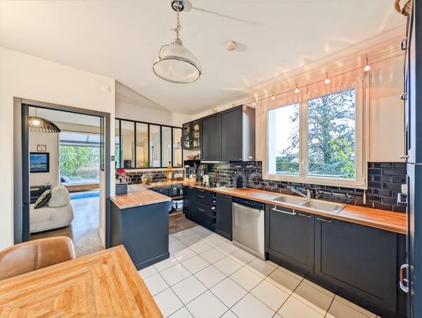 A vendre à Saint-Marcel (71) cette villa authentique de 189 m² 7 pièces 5 chambres 1 bureau et terrain de 2310 m²