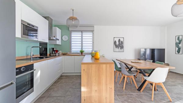 T3 récent 71 m² avec terrasse, piscine et box