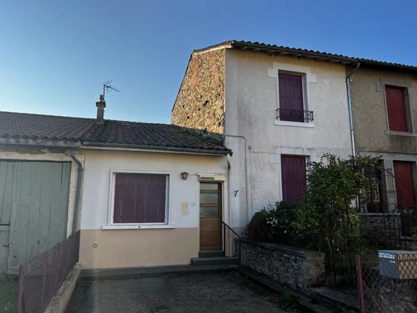 Maison familiale spacieuse et bien située, à deux pas de la ville, avec de grands jardins
