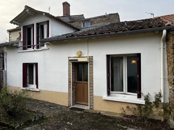 Maison familiale spacieuse et bien située, à deux pas de la ville, avec de grands jardins