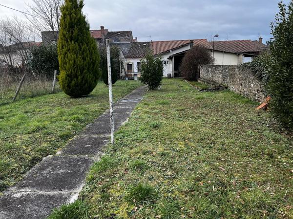 Maison familiale spacieuse et bien située, à deux pas de la ville, avec de grands jardins