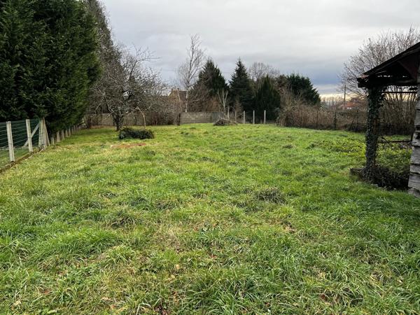 Maison familiale spacieuse et bien située, à deux pas de la ville, avec de grands jardins