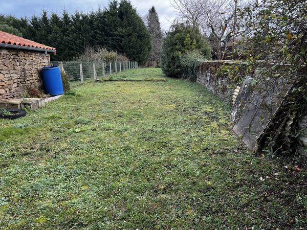 Maison familiale spacieuse et bien située, à deux pas de la ville, avec de grands jardins