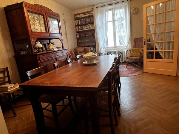 Maison familiale spacieuse et bien située, à deux pas de la ville, avec de grands jardins
