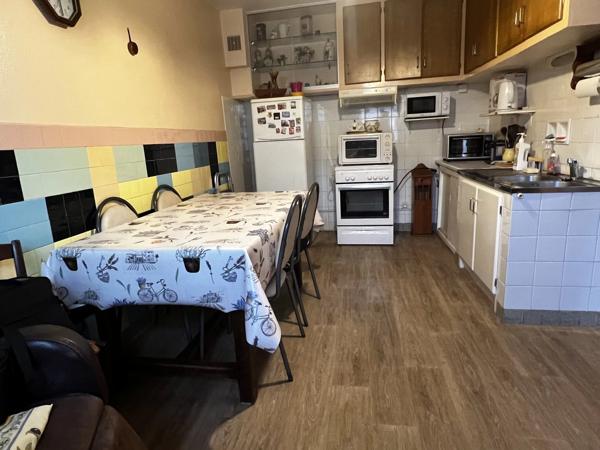 Maison familiale spacieuse et bien située, à deux pas de la ville, avec de grands jardins