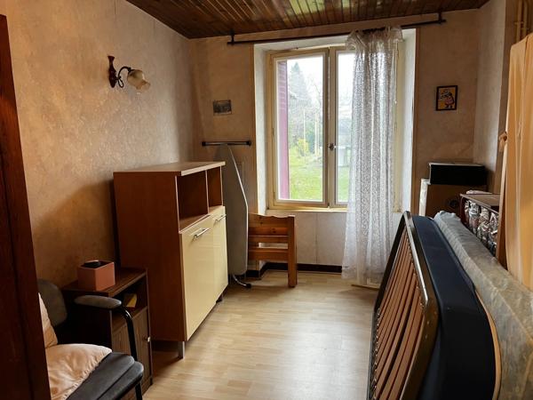 Maison familiale spacieuse et bien située, à deux pas de la ville, avec de grands jardins