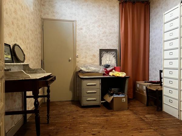 Maison familiale spacieuse et bien située, à deux pas de la ville, avec de grands jardins