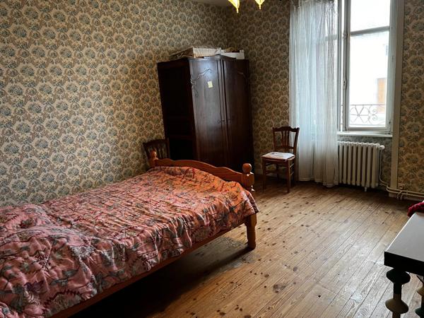 Maison familiale spacieuse et bien située, à deux pas de la ville, avec de grands jardins