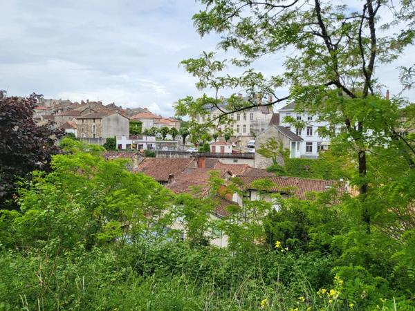 Maison de ville à restaurer au fort potentiel
