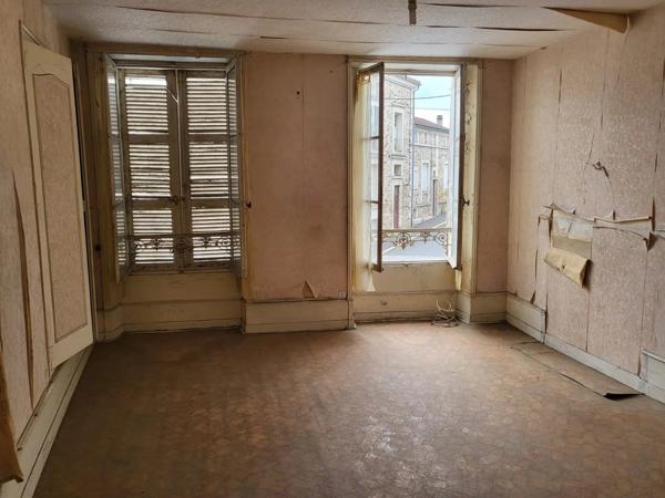 Maison de ville à restaurer au fort potentiel