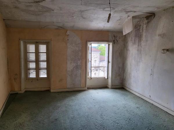 Maison de ville à restaurer au fort potentiel