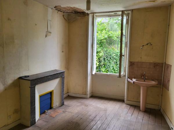 Maison de ville à restaurer au fort potentiel