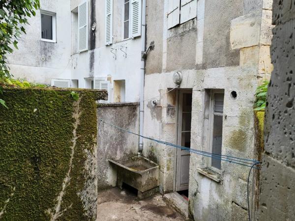 Maison de ville à restaurer au fort potentiel
