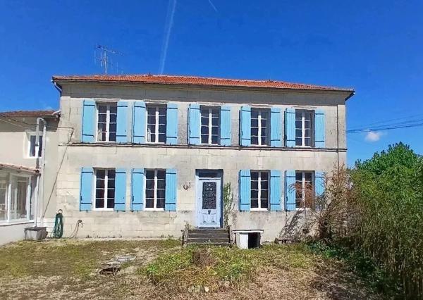 Maison charentaise spacieuse et lumineuse avec grands ateliers et garage