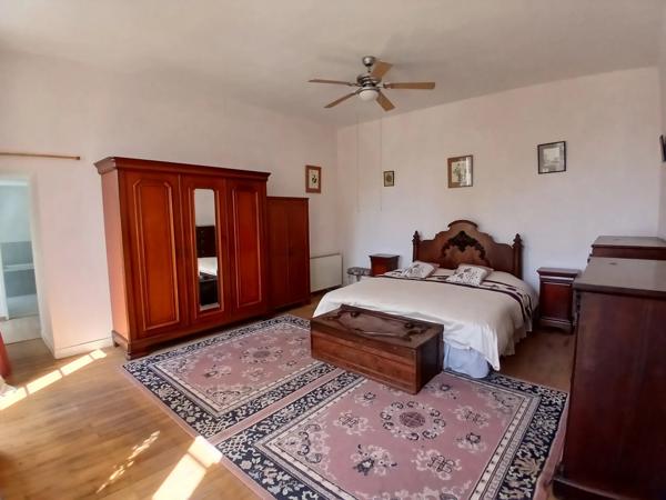Maison charentaise spacieuse et lumineuse avec grands ateliers et garage