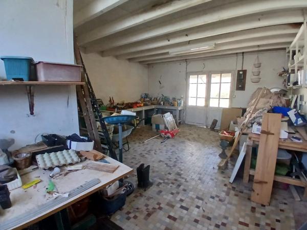 Maison charentaise spacieuse et lumineuse avec grands ateliers et garage