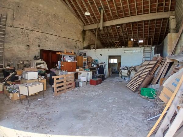 Maison charentaise spacieuse et lumineuse avec grands ateliers et garage