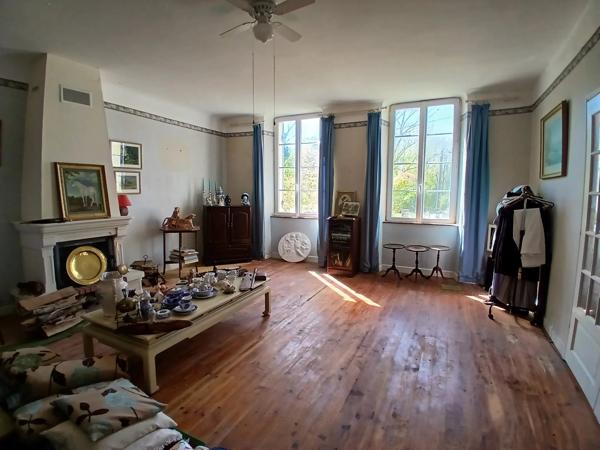 Maison charentaise spacieuse et lumineuse avec grands ateliers et garage