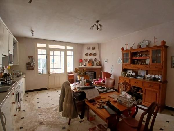 Maison charentaise spacieuse et lumineuse avec grands ateliers et garage