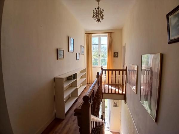 Maison charentaise spacieuse et lumineuse avec grands ateliers et garage