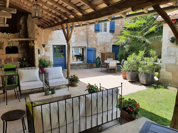 Charmante maison de village rénovée avec magnifique espace de vie extérieur et jardin clos