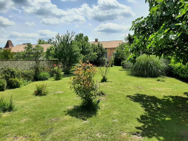 Charmante maison de village rénovée avec magnifique espace de vie extérieur et jardin clos