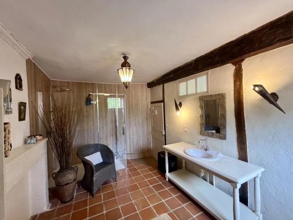 Charmante maison de village rénovée avec magnifique espace de vie extérieur et jardin clos