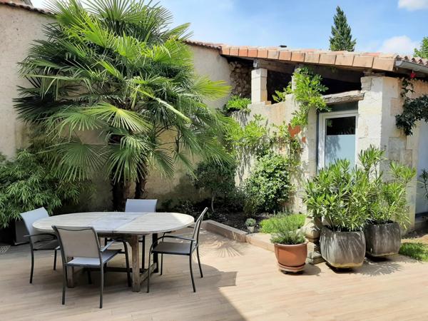 Charmante maison de village rénovée avec magnifique espace de vie extérieur et jardin clos