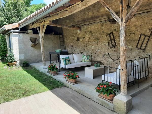 Charmante maison de village rénovée avec magnifique espace de vie extérieur et jardin clos