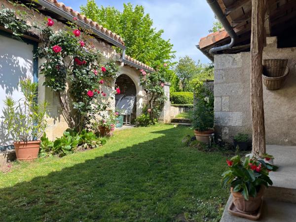 Charmante maison de village rénovée avec magnifique espace de vie extérieur et jardin clos