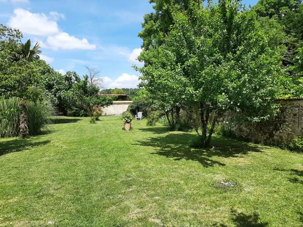 Charmante maison de village rénovée avec magnifique espace de vie extérieur et jardin clos