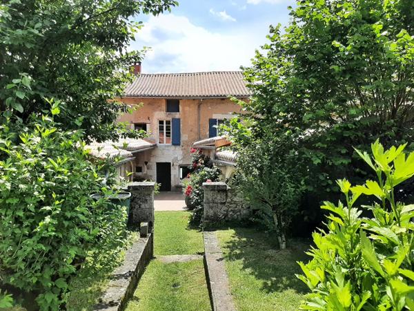 Charmante maison de village rénovée avec magnifique espace de vie extérieur et jardin clos