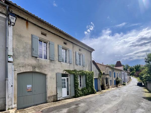 Charmante maison de village rénovée avec magnifique espace de vie extérieur et jardin clos