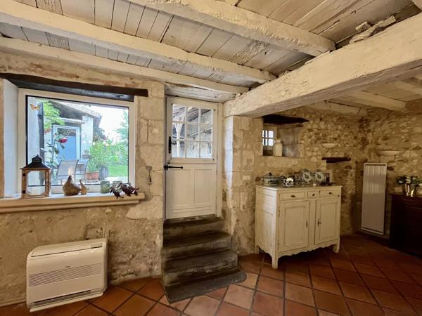 Charmante maison de village rénovée avec magnifique espace de vie extérieur et jardin clos
