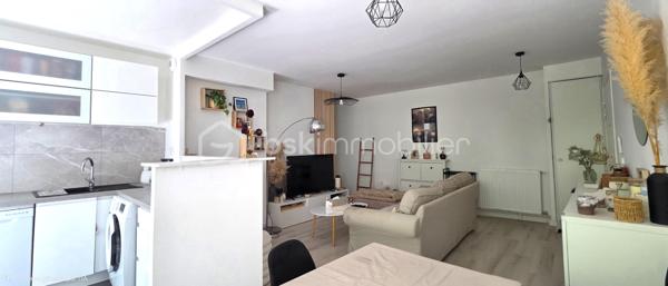 Idéalement situé à la limite immédiate de Chelles, découvrez cet appartement de 3 pièces offrant un cadre de vie exceptionnel, alliant le confort du moderne et le privilège d'un espace extérieur unique. Situé au rez-de-chaussée d'une résidence de standing de moins de 5 ans, ce bien bénéficie encore de la garantie décennale et des dernières normes énergétiques, garantissant une parfaite isolation et de faibles charges. L'appartement, dans un état d'entretien absolument irréprochable, s'ouvre sur une superbe pièce de vie combinant un séjour chaleureux et une cuisine ouverte moderne et conviviale. Un dégagement fonctionnel, optimisé par de grands placards de rangement intégrés, dessert ensuite deux belles chambres confortables ainsi qu'une salle de bains contemporaine. Le véritable point fort et atout maître de ce bien réside dans son magnifique jardin privatif de 34 m². Véritable prolongement des pièces de vie puisque la totalité de l'appartement comprenant le séjour-cuisine ainsi que les deux chambres s'ouvre directement sur cet extérieur, offrant une luminosité constante et une configuration rare sur le marché, idéale pour profiter pleinement des beaux jours. Au quotidien, vous profiterez d'un emplacement stratégique avec toutes les commodités à proximité immédiate : commerces de quartier, supermarchés, écoles, ainsi que les transports en commun avec des arrêts de bus au pied de la résidence pour faciliter tous vos déplacements, sans oublier un accès rapide aux axes routiers majeurs. Une place de parking sécurisée en sous-sol complète les prestations haut de gamme de ce bien où aucun travail n'est à prévoir. Une opportunité rare à visiter sans tarder.