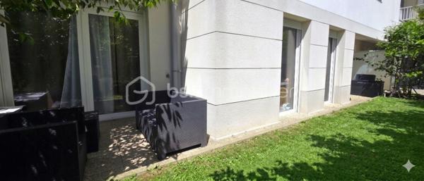 Idéalement situé à la limite immédiate de Chelles, découvrez cet appartement de 3 pièces offrant un cadre de vie exceptionnel, alliant le confort du moderne et le privilège d'un espace extérieur unique. Situé au rez-de-chaussée d'une résidence de standing de moins de 5 ans, ce bien bénéficie encore de la garantie décennale et des dernières normes énergétiques, garantissant une parfaite isolation et de faibles charges. L'appartement, dans un état d'entretien absolument irréprochable, s'ouvre sur une superbe pièce de vie combinant un séjour chaleureux et une cuisine ouverte moderne et conviviale. Un dégagement fonctionnel, optimisé par de grands placards de rangement intégrés, dessert ensuite deux belles chambres confortables ainsi qu'une salle de bains contemporaine. Le véritable point fort et atout maître de ce bien réside dans son magnifique jardin privatif de 34 m². Véritable prolongement des pièces de vie puisque la totalité de l'appartement comprenant le séjour-cuisine ainsi que les deux chambres s'ouvre directement sur cet extérieur, offrant une luminosité constante et une configuration rare sur le marché, idéale pour profiter pleinement des beaux jours. Au quotidien, vous profiterez d'un emplacement stratégique avec toutes les commodités à proximité immédiate : commerces de quartier, supermarchés, écoles, ainsi que les transports en commun avec des arrêts de bus au pied de la résidence pour faciliter tous vos déplacements, sans oublier un accès rapide aux axes routiers majeurs. Une place de parking sécurisée en sous-sol complète les prestations haut de gamme de ce bien où aucun travail n'est à prévoir. Une opportunité rare à visiter sans tarder.