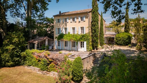 Bastide de caractère du XVIIIe siècle avec piscine et dépendances à Cadenet