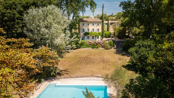 Bastide de caractère du XVIIIe siècle avec piscine et dépendances à Cadenet