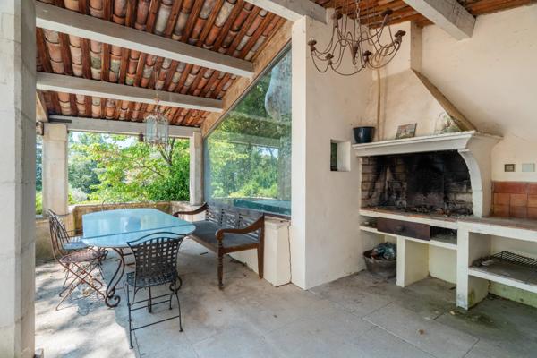 Bastide de caractère du XVIIIe siècle avec piscine et dépendances à Cadenet