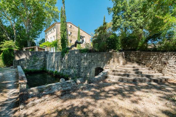Bastide de caractère du XVIIIe siècle avec piscine et dépendances à Cadenet