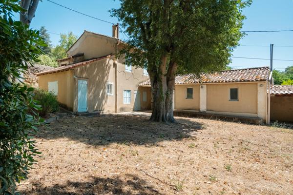 Bastide de caractère du XVIIIe siècle avec piscine et dépendances à Cadenet